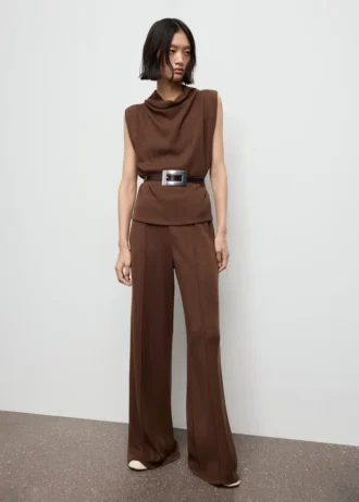 Gerade geschnittene Hose mit Nahtdetails