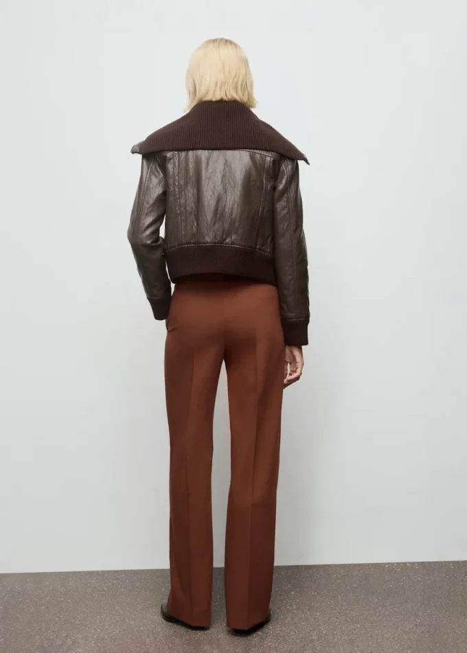 Gerade geschnittene Hose mit Nahtdetails