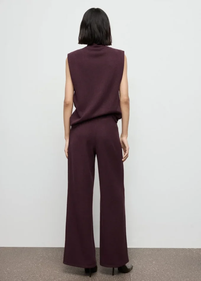 Gerade geschnittene Hose mit Nahtdetails Gerade geschnittene Hose mit Nahtdetails