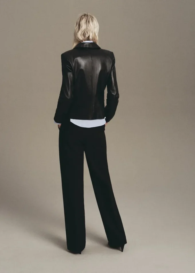 Gerade geschnittene Hose mit Nahtdetails Gerade geschnittene Hose mit Nahtdetails
