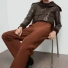 Gerade geschnittene Hose mit Nahtdetails