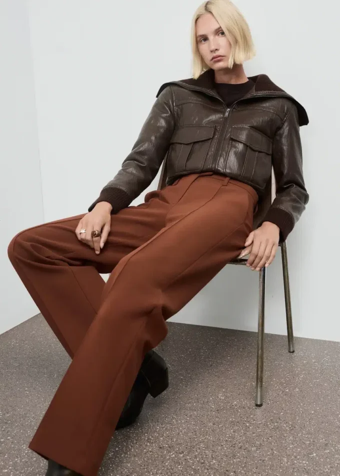 Gerade geschnittene Hose mit Nahtdetails