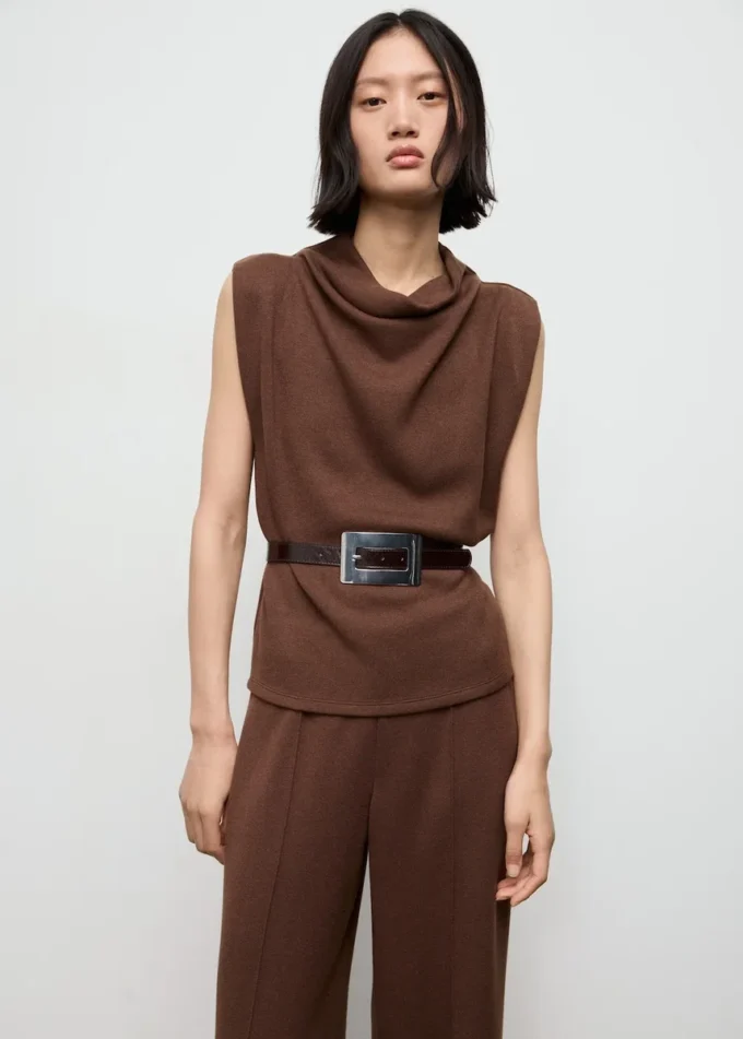 Gerade geschnittene Hose mit Nahtdetails Gerade geschnittene Hose mit Nahtdetails