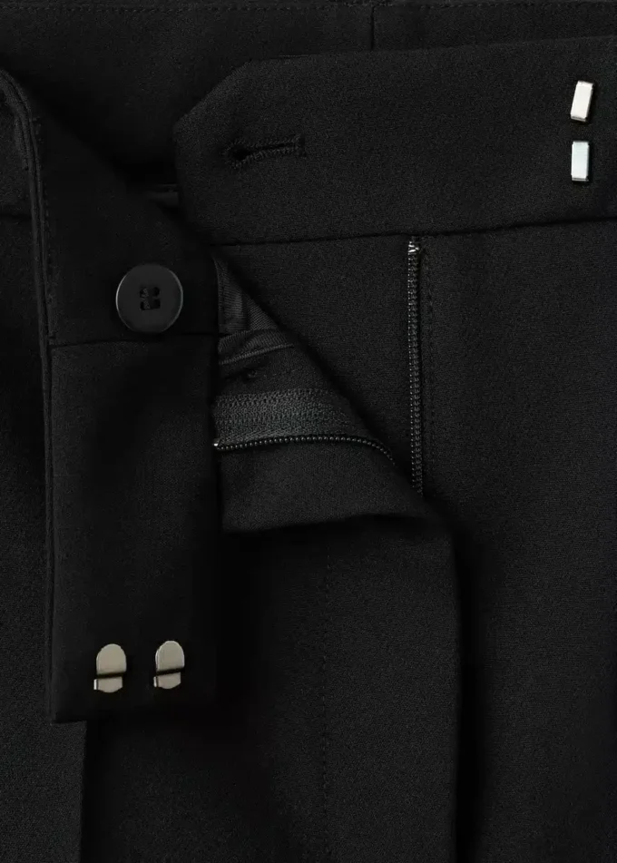Gerade geschnittene Hose mit Nahtdetails Gerade geschnittene Hose mit Nahtdetails