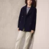 Gerade geschnittene Hose mit umgeschlagenem Saum Gerade geschnittene Hose mit umgeschlagenem Saum