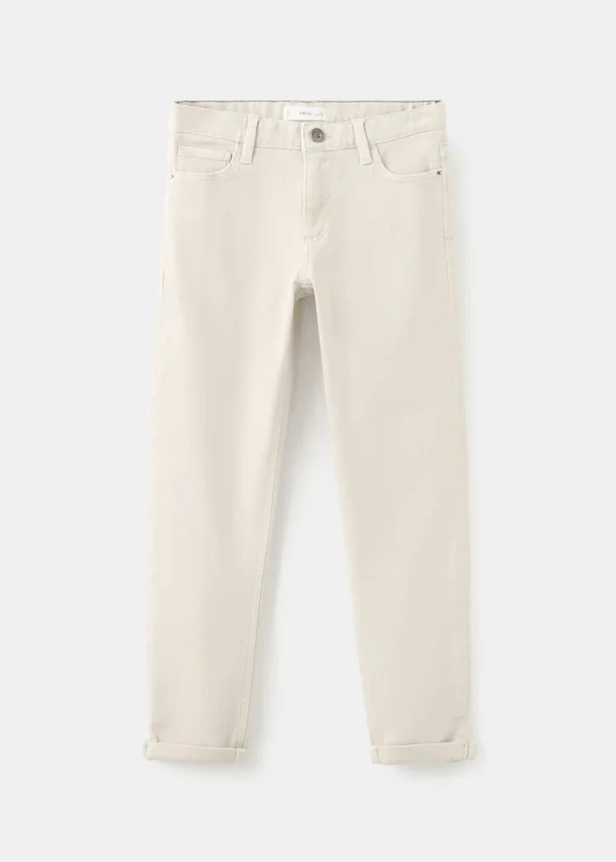 Gerade geschnittene Hose mit umgeschlagenem Saum Gerade geschnittene Hose mit umgeschlagenem Saum