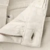 Gerade geschnittene Hose mit umgeschlagenem Saum Gerade geschnittene Hose mit umgeschlagenem Saum