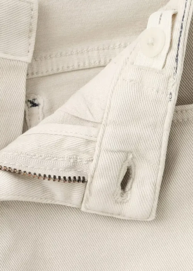 Gerade geschnittene Hose mit umgeschlagenem Saum Gerade geschnittene Hose mit umgeschlagenem Saum