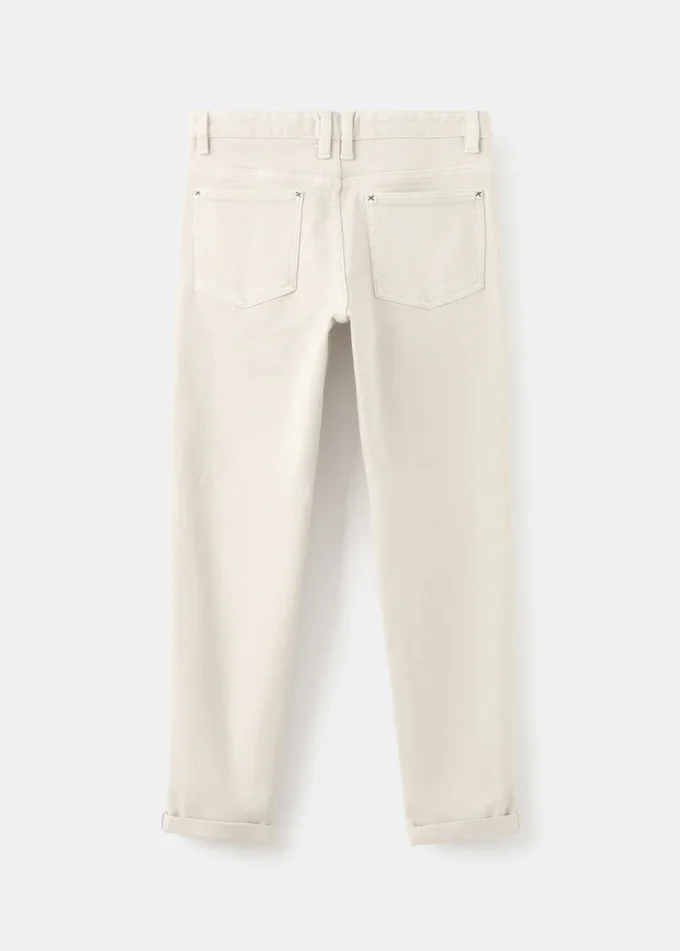 Gerade geschnittene Hose mit umgeschlagenem Saum Gerade geschnittene Hose mit umgeschlagenem Saum