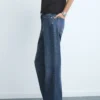 Gerade geschnittene Jeans mit Öffnungen Gerade geschnittene Jeans mit Öffnungen