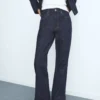 Gerade geschnittene Jeans mit Öffnungen