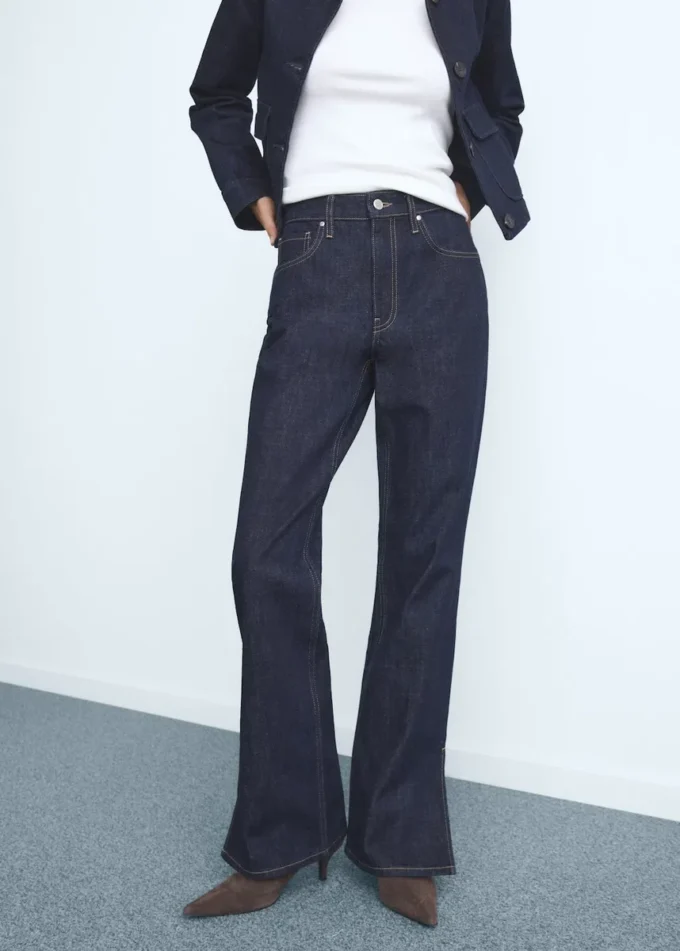 Gerade geschnittene Jeans mit Öffnungen