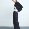 Gerade geschnittene Jeans mit Öffnungen