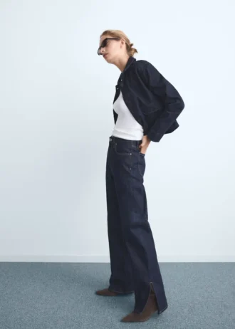 Gerade geschnittene Jeans mit Öffnungen