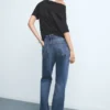 Gerade geschnittene Jeans mit Öffnungen Gerade geschnittene Jeans mit Öffnungen