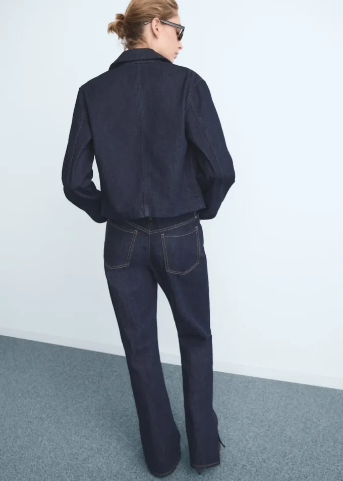 Gerade geschnittene Jeans mit Öffnungen