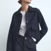 Gerade geschnittene Jeans mit Öffnungen