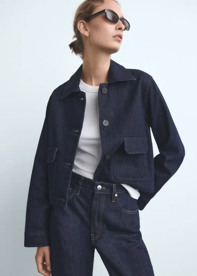 Gerade geschnittene Jeans mit Öffnungen