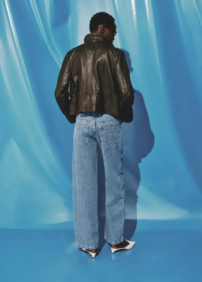 Gerade geschnittene Jeans mit Knittereffekt Gerade geschnittene Jeans mit Knittereffekt