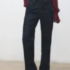 Gerade geschnittene Jeans mit Knopfleiste Gerade geschnittene Jeans mit Knopfleiste