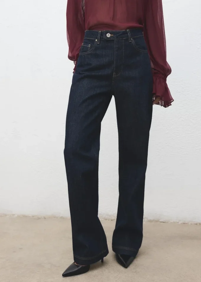 Gerade geschnittene Jeans mit Knopfleiste Gerade geschnittene Jeans mit Knopfleiste