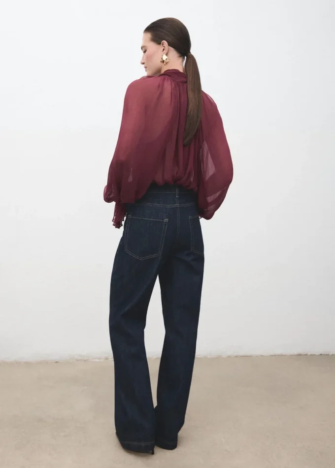 Gerade geschnittene Jeans mit Knopfleiste Gerade geschnittene Jeans mit Knopfleiste