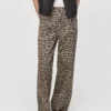 Gerade geschnittene Jeans mit Leopardenmuster Gerade geschnittene Jeans mit Leopardenmuster