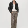 Gerade geschnittene Jeans mit Leopardenmuster Gerade geschnittene Jeans mit Leopardenmuster