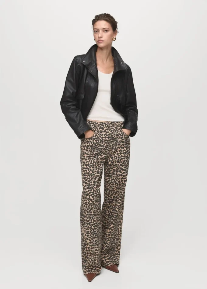 Gerade geschnittene Jeans mit Leopardenmuster Gerade geschnittene Jeans mit Leopardenmuster