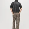 Gerade geschnittene Jeans mit Leopardenmuster Gerade geschnittene Jeans mit Leopardenmuster