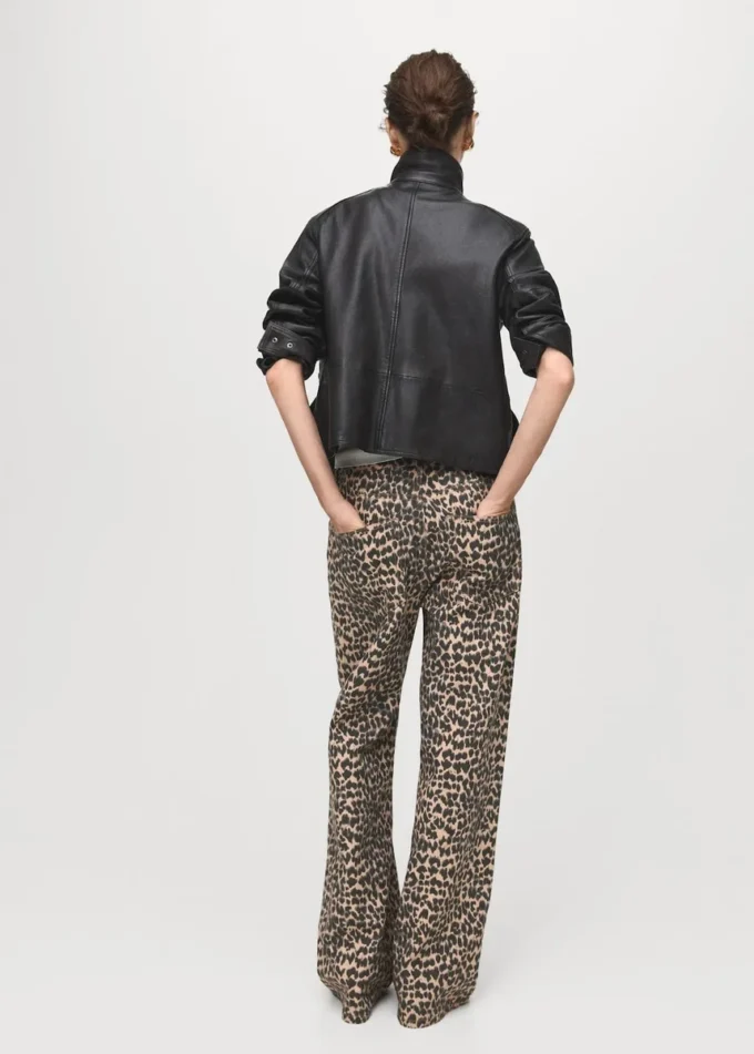 Gerade geschnittene Jeans mit Leopardenmuster Gerade geschnittene Jeans mit Leopardenmuster