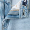 Gerade geschnittene Jeans mit mittlerer Leibhöhe Gerade geschnittene Jeans mit mittlerer Leibhöhe
