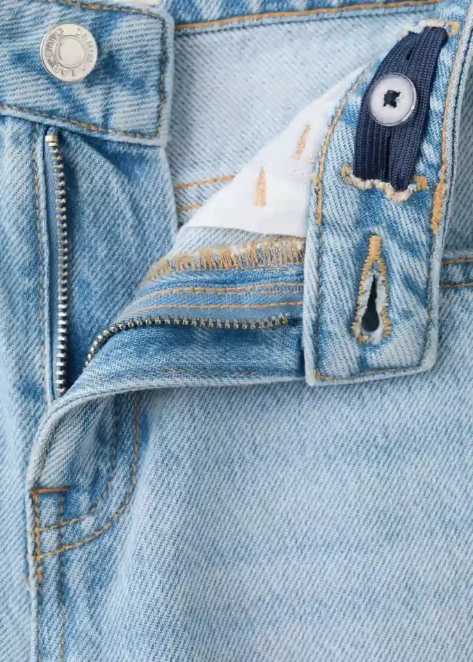 Gerade geschnittene Jeans mit mittlerer Leibhöhe Gerade geschnittene Jeans mit mittlerer Leibhöhe