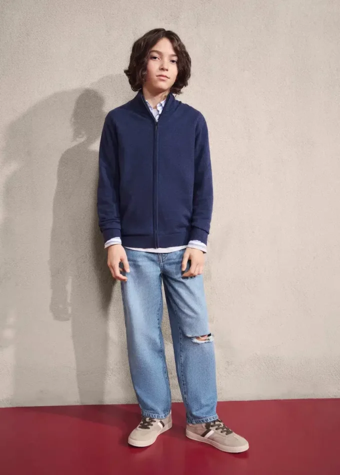 Gerade geschnittene Jeans mit mittlerer Leibhöhe Gerade geschnittene Jeans mit mittlerer Leibhöhe