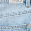 Gerade geschnittene Jeans mit mittlerer Leibhöhe Gerade geschnittene Jeans mit mittlerer Leibhöhe