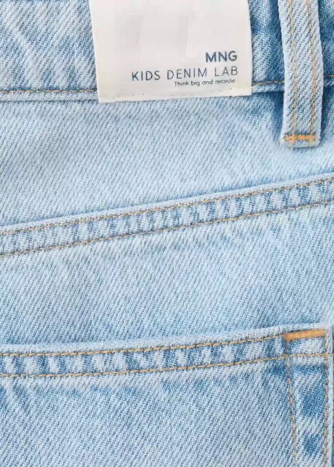 Gerade geschnittene Jeans mit mittlerer Leibhöhe Gerade geschnittene Jeans mit mittlerer Leibhöhe