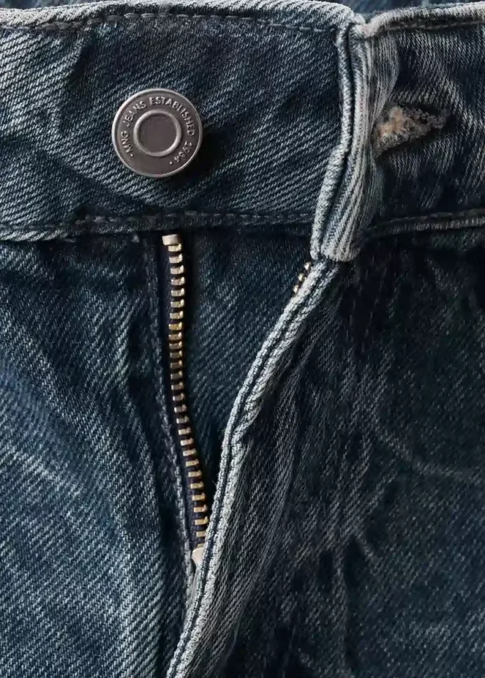 Gerade geschnittene Jeans mit mittlerer Leibhöhe Gerade geschnittene Jeans mit mittlerer Leibhöhe