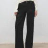 Gerade geschnittene Jeans mit niedriger Taille Gerade geschnittene Jeans mit niedriger Taille