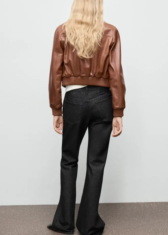 Gerade geschnittene Jeans mit niedriger Taille Gerade geschnittene Jeans mit niedriger Taille