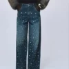 Gerade geschnittene Jeans mit Nieten Gerade geschnittene Jeans mit Nieten