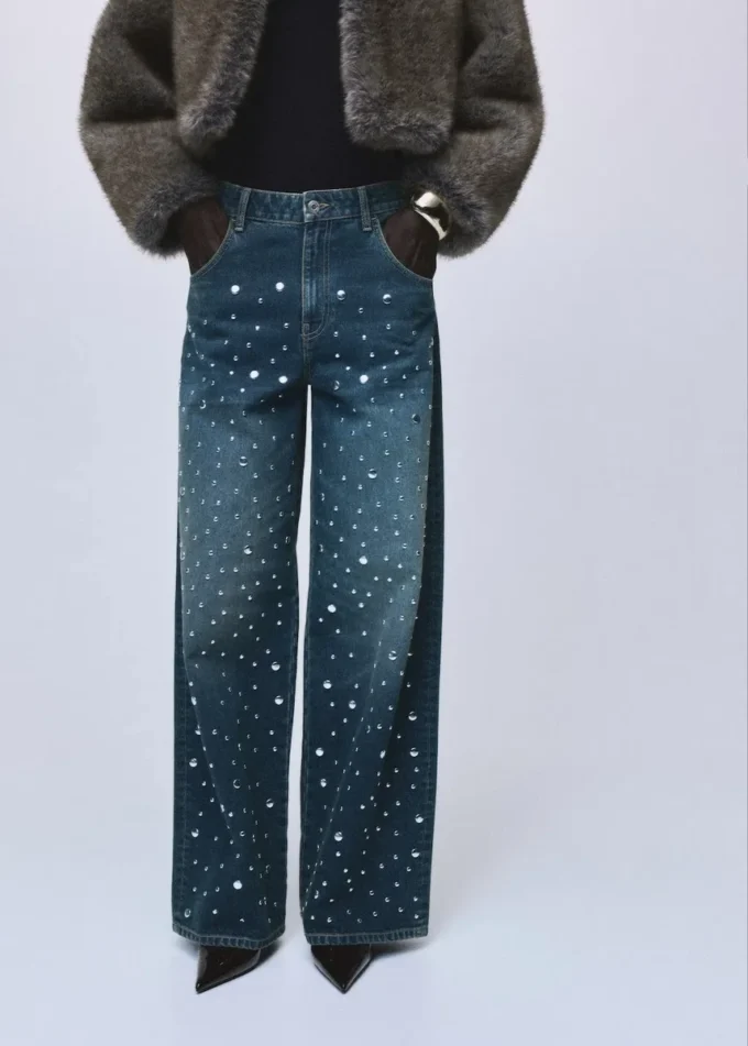 Gerade geschnittene Jeans mit Nieten Gerade geschnittene Jeans mit Nieten