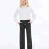 Gerade geschnittene Jeans mit Nieten Gerade geschnittene Jeans mit Nieten