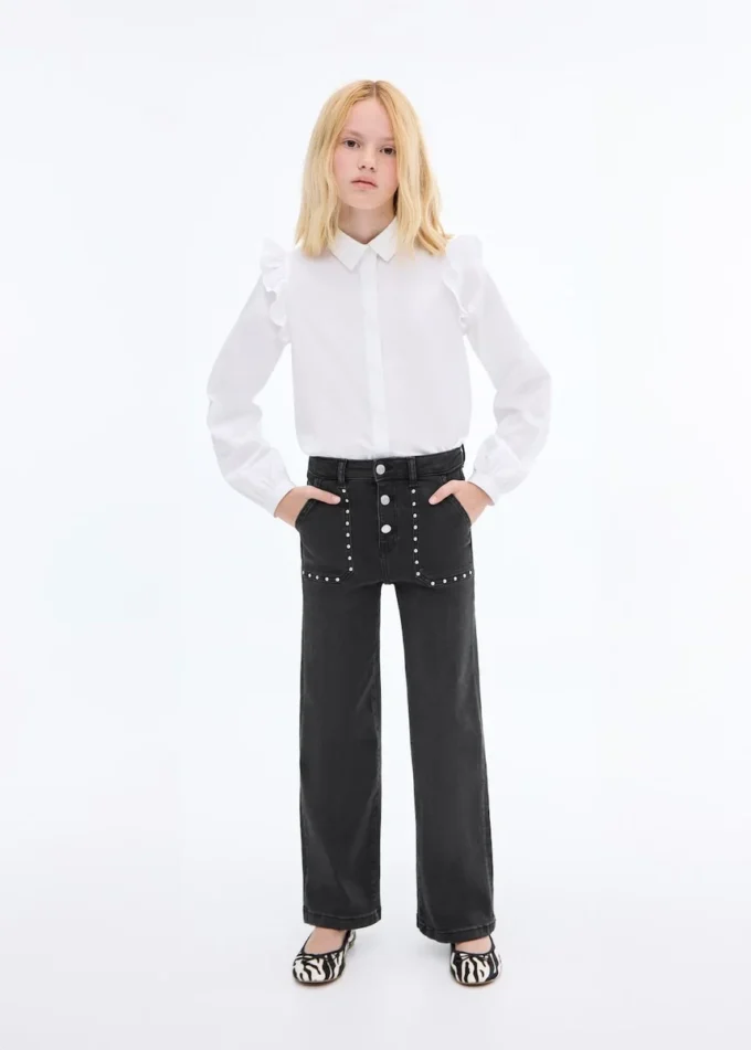 Gerade geschnittene Jeans mit Nieten Gerade geschnittene Jeans mit Nieten