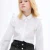 Gerade geschnittene Jeans mit Nieten Gerade geschnittene Jeans mit Nieten