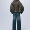 Gerade geschnittene Jeans mit Nieten Gerade geschnittene Jeans mit Nieten