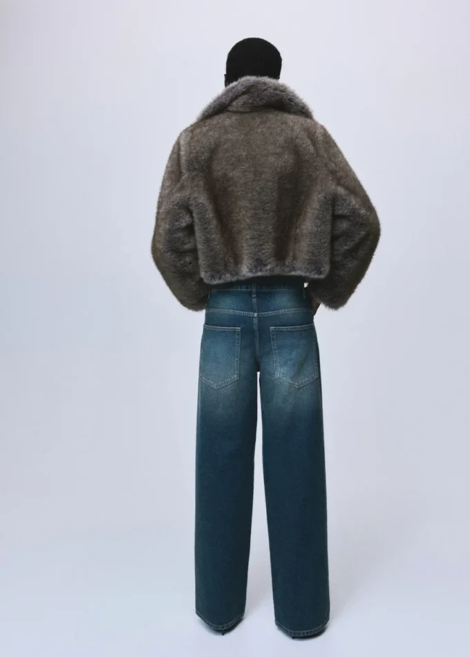 Gerade geschnittene Jeans mit Nieten Gerade geschnittene Jeans mit Nieten