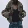 Gerade geschnittene Jeans mit Nieten Gerade geschnittene Jeans mit Nieten