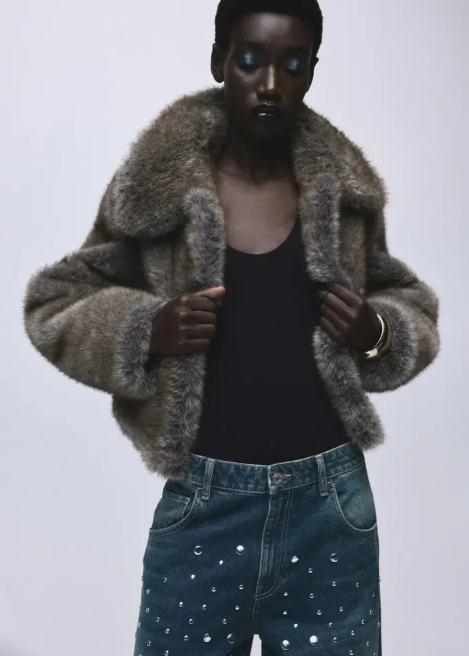 Gerade geschnittene Jeans mit Nieten Gerade geschnittene Jeans mit Nieten
