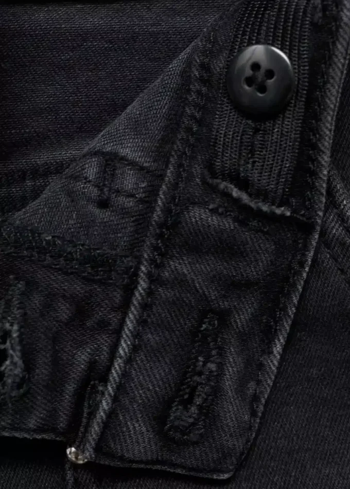 Gerade geschnittene Jeans mit Nieten Gerade geschnittene Jeans mit Nieten