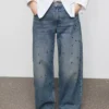 Gerade geschnittene Jeans mit Ösen Gerade geschnittene Jeans mit Ösen